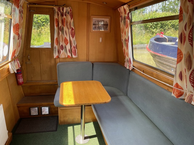 Hannah: Saloon with Table